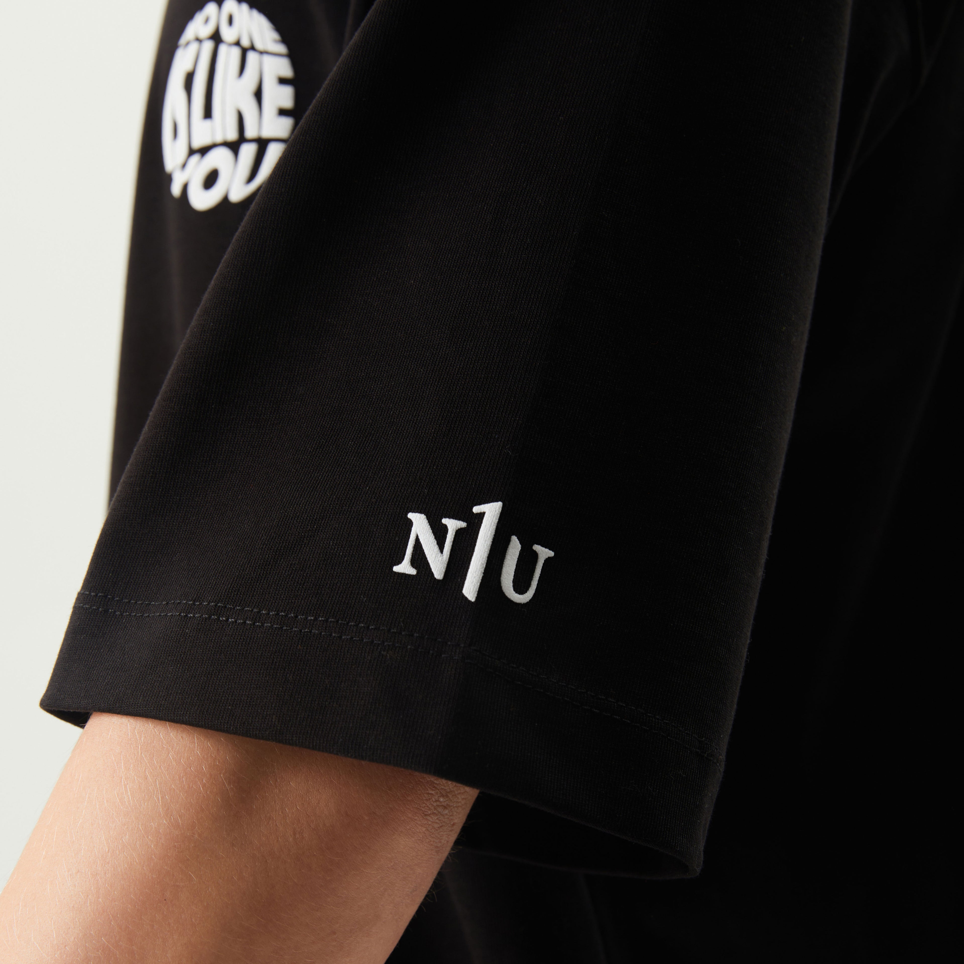 T-Shirt mit Backprint Schwarz Unisex - No1You