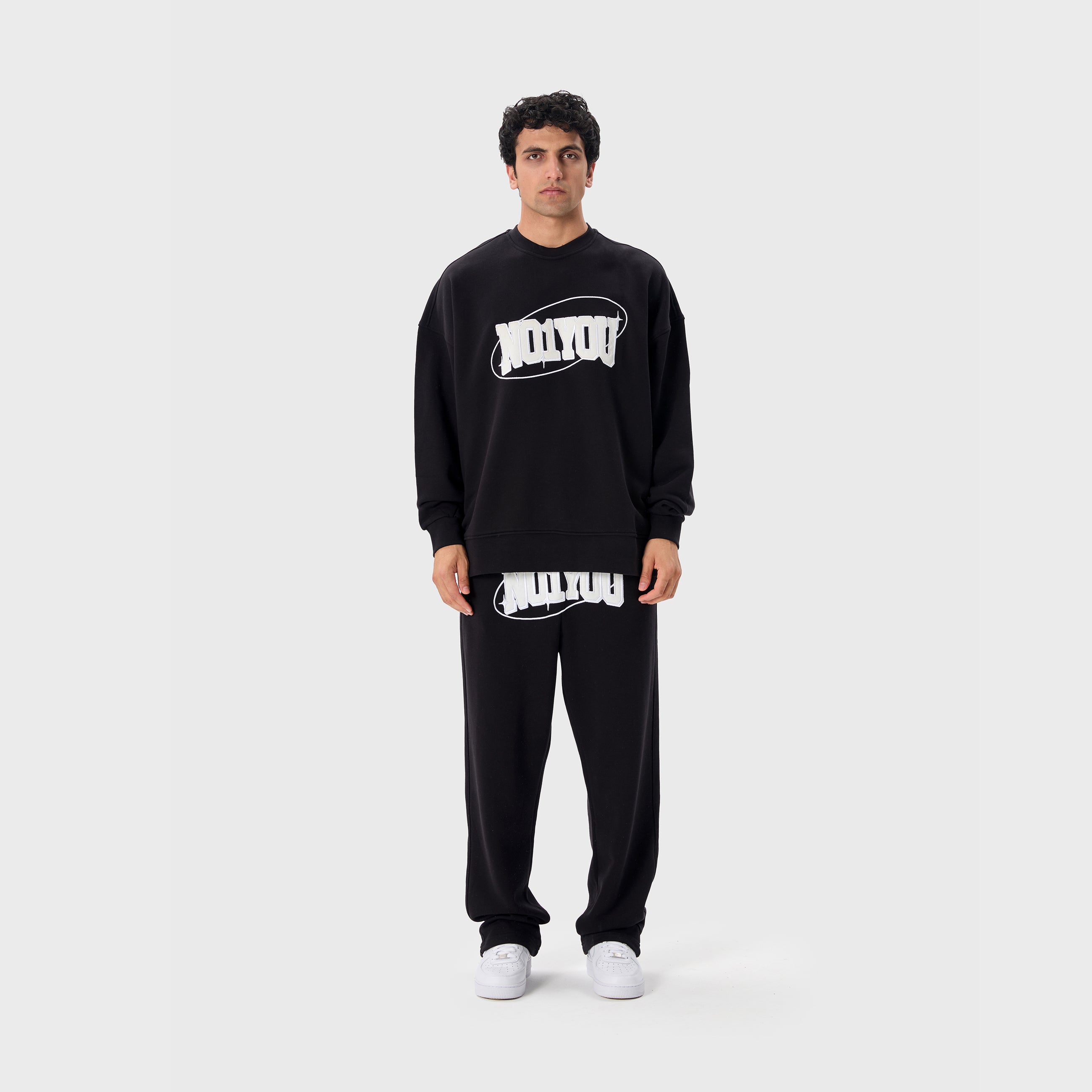 ESSENTIAL 2 BLACK STAR SWEATSHIRT