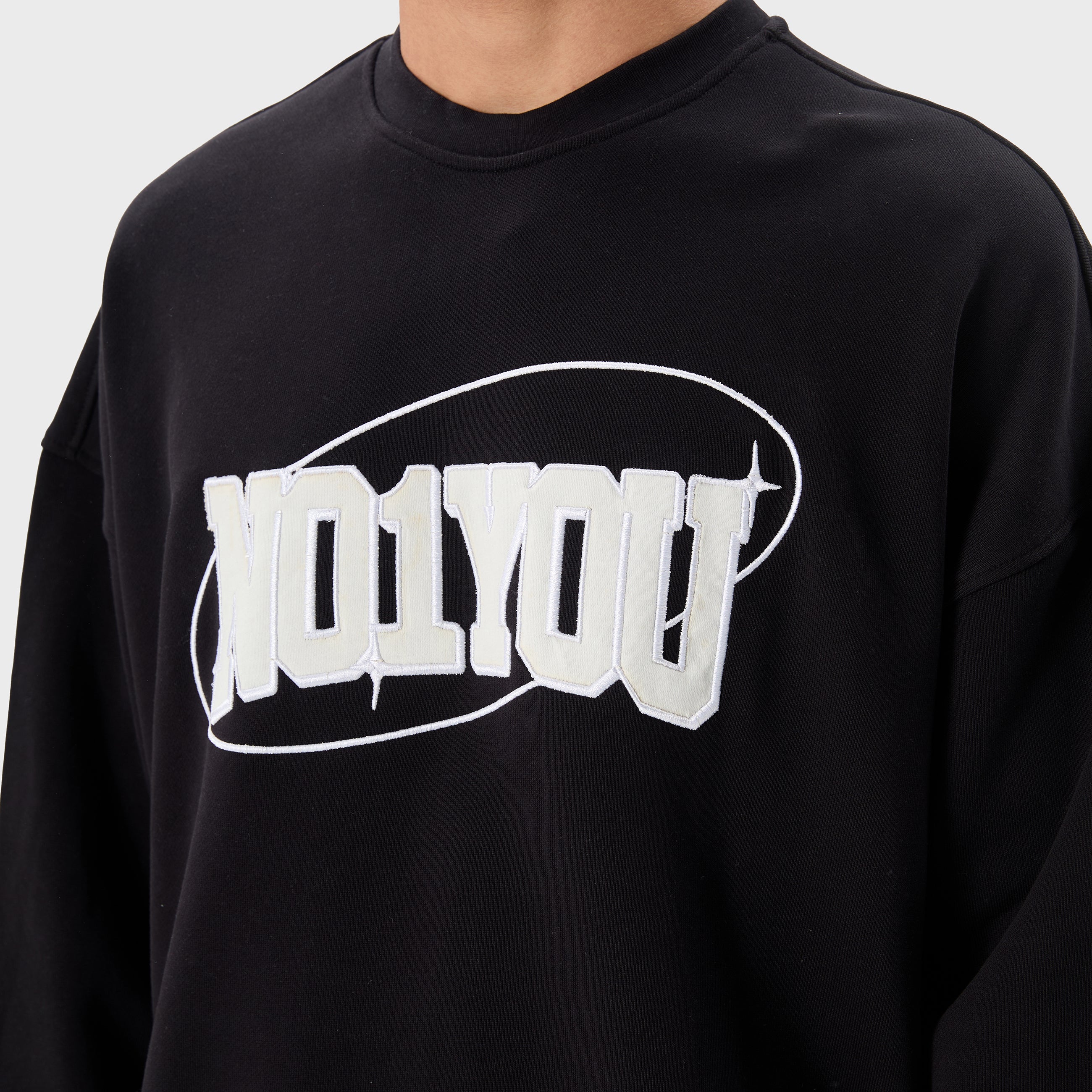 ESSENTIAL 2 BLACK STAR SWEATSHIRT